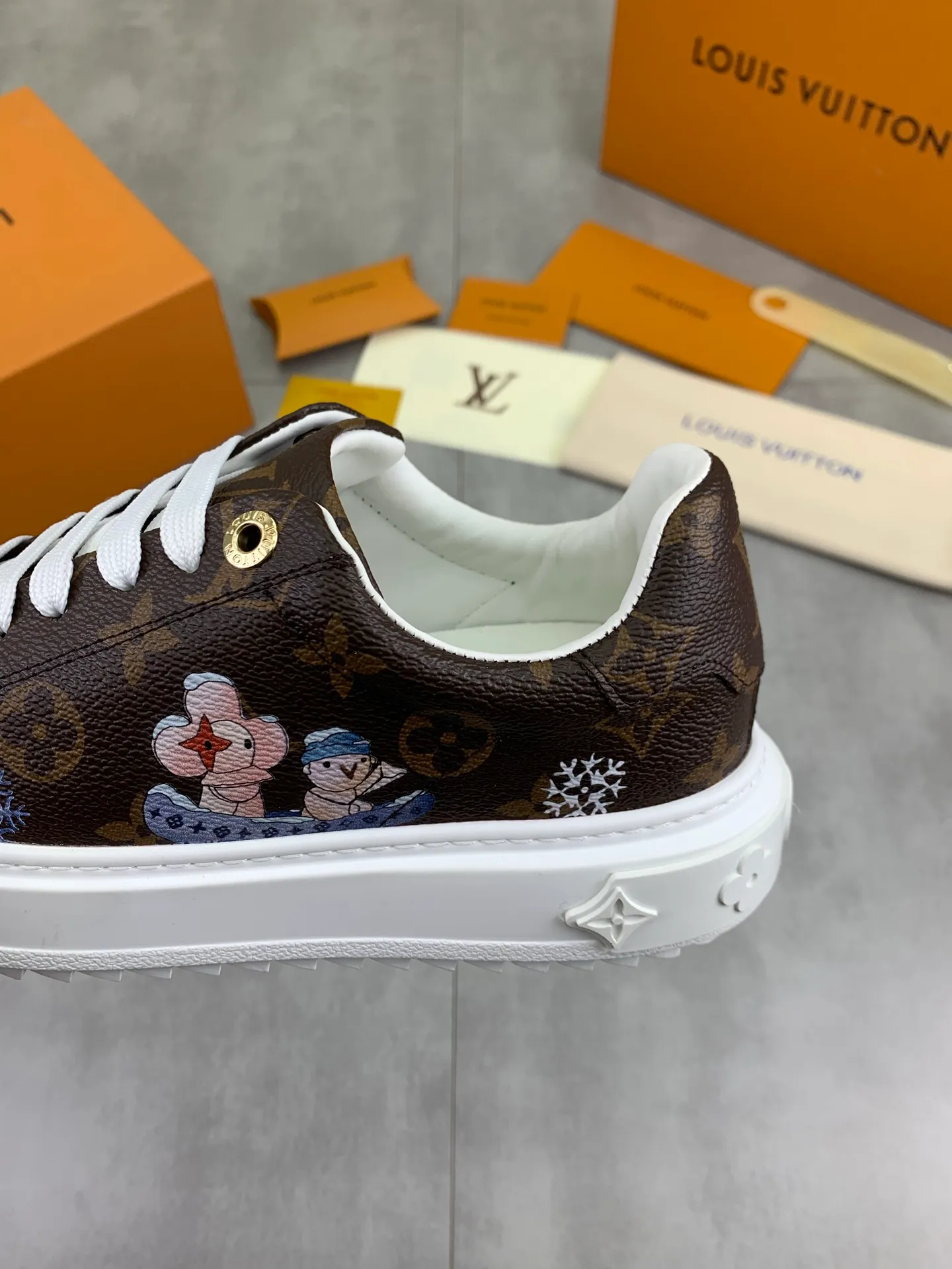 Factory price P700 💶 Top version [LOUIS VUITTON] Couple 🧑‍🤝‍🧑 Craftsman style Counter series (original order) New style 🍀LV Louis Vuitton - top version LV classic high-top trendy shoes! Made of imported original craft calfskin, original breathable lining, and original wear-resistant, lightweight, high-end TPU outsole! High quality products! 3️⃣ colors available, code numbers: female 35-39, male 39-44 (female 40, male 45 46 customized)